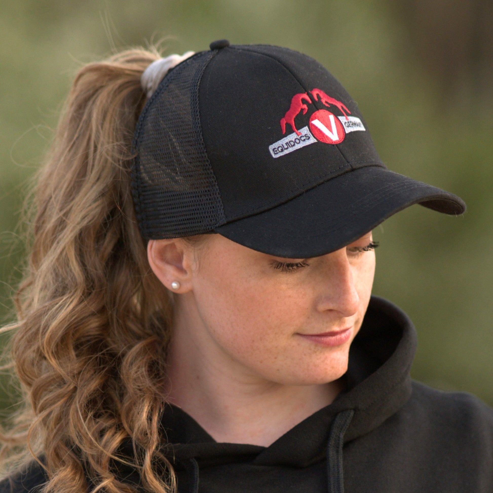 Equidocs Cap mit Zopfloch schwarz