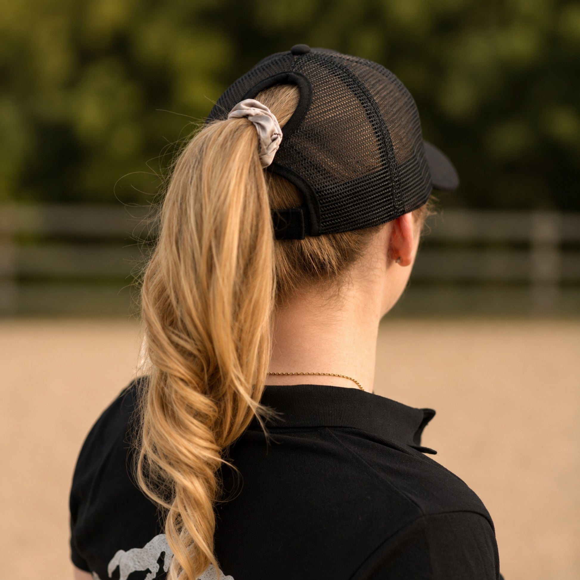 Equidocs Cap mit Zopfloch schwarz